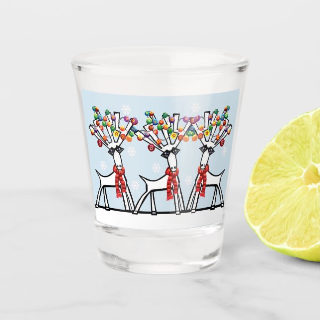 Weihnachtsrentiere mit Schneeflocken Schnapsglas (Vorderseite)