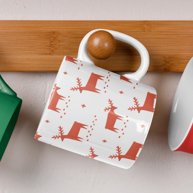Weihnachtsrentiere. Rotes Waldtiermuster Kaffeetasse (Von Creator hochgeladen)