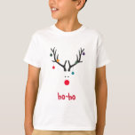 Weihnachtsrinder-Kopf auf Weiß T-Shirt<br><div class="desc">Ein lustiges und niedliches,  modernes abstraktes Bild eines Rentierkopfes mit roter Nase. Mit Weihnachtsschmuck,  Bausteine hängen von den Antlers. Weißer Hintergrund,  Farben: weiß,  rot,  grau,  blau,  grün. Rote Buchstaben und der Text: ho-ho (ändern Sie dies,  wenn Sie einen anderen Text gewollt haben)</div>