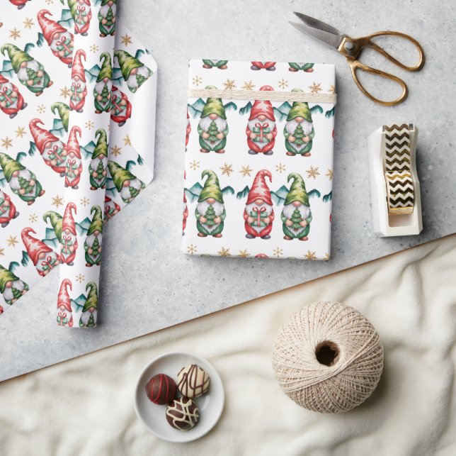 Weihnachtsrote und grüne Gnome mit goldenem Schnee Geschenkpapier (Kunsthandwerk)