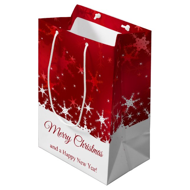 Weihnachtsrote Winter-Schneeflocken Mittlere Geschenktüte (Vorderseite Schrägansicht)