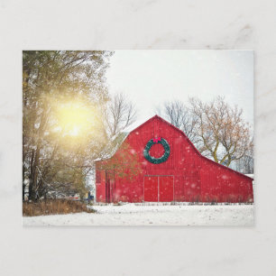 Weihnachtsscheune mit Sonnenlicht, das durch die B Postkarte