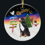 Weihnachtsschilder - Berner Hund Keramikornament<br><div class="desc">Ein Berner Hund beobachtet den Santa-Start vor den Schildern des Nordpols,  die Start,  Dorf,  Werkstatt und Barracks sagen. Ein Rentier flüchtige Blick hinter einem festlichen Weihnachtsbaum neben einem glücklichen Schneemann.</div>