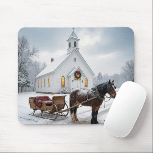 Weihnachtsschlitten mit Pferden vor einer Kapelle Mousepad