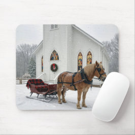 Weihnachtsschlitten mit Pferden vor einer Kapelle Mousepad