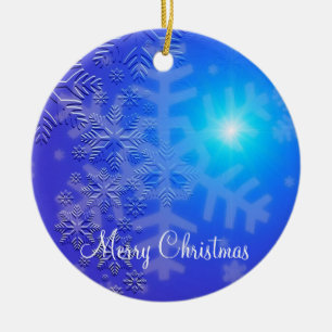 Weihnachtsschmuck im Freien mit Schneeflocken