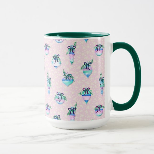 Weihnachtsschmuck und Schnee in Rosa Tasse (Rechts)