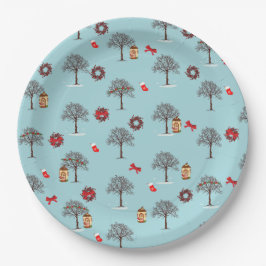 Weihnachtsschmuck und schneebedeckte Bäume Pappteller