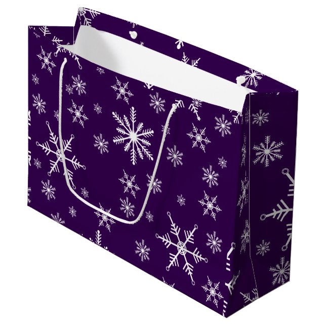 Weihnachtsschneeflocke auf Lila Große Geschenktüte (Vorderseite Schrägansicht)