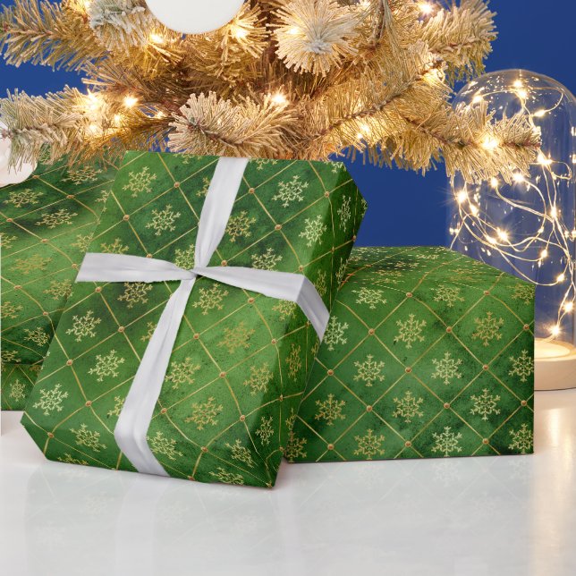 Weihnachtsschneeflocken aus Gold auf Green Geschenkpapier (Feiertage)