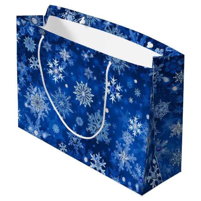 Weihnachtsschneeflocken Blau und Silberne große Ge Große Geschenktüte (Rückseite Schrägansicht)