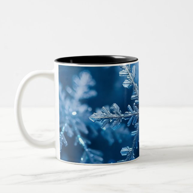 Weihnachtsschneeflocken in blauer Farbe Digitale K Zweifarbige Tasse (Links)