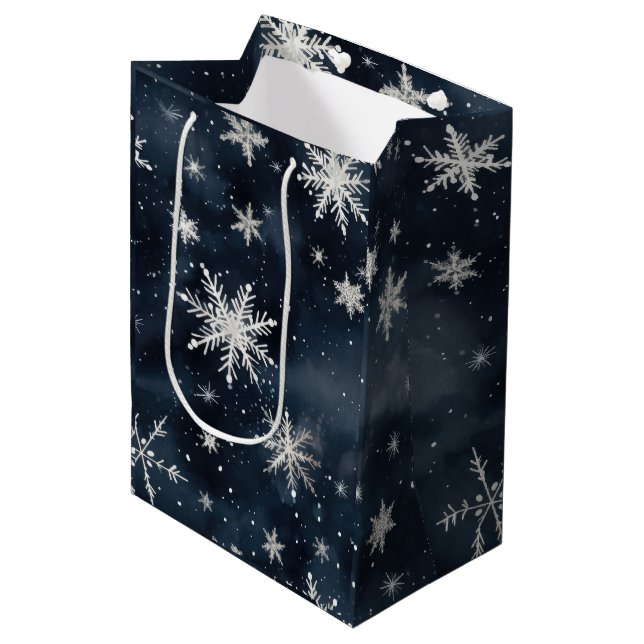 Weihnachtsschneeflocken Mittlere Geschenktüte (Vorderseite Schrägansicht)