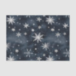 Weihnachtsschneeflocken Night Sky Tissue Paper Seidenpapier<br><div class="desc">Weiße und silberne Schneeflocken fallen in diesem Weihnachtswinterwunder auf einen dunkelblauen Nachthimmel,  der genau das Richtige für Ihr elegantes Urlaubspapier ist. Dies ist das dritte von drei Vintagen Designs,  die sich besonders im Himmelskton etwas unterscheiden: Dieses hier zeigt einen dunkelblauen Hintergrund zwischen Wolken.</div>