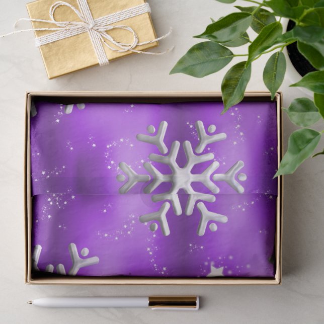 Weihnachtsschneeflocken und Sterne auf Lila Seidenpapier (Geschenk)