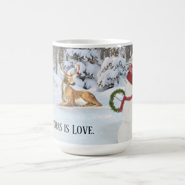 Weihnachtsschneemann mit Hirsch im Winterwald Kaffeetasse (Mittel)