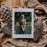 Weihnachtsschreiberin | Schwarz und Weiß mit Foto Feiertagskarte<br><div class="desc">Diese schlichten und minimalistischen Weihnachtskarten enthalten zwei Ihrer beliebtesten persönlichen Fotos,  zusammen mit Ihren Namen und den Begriffen "fröhlich   hell" in schwarzer Schrift. Sie können dies zu jedem Gruß Ihrer Wahl ändern,  und es gibt Platz für eine kurze persönliche Nachricht auf der Rückseite.</div>