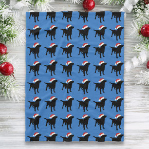 Weihnachtsschwarzer Labrador-Hund, der Fleecedecke