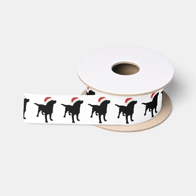 Weihnachtsschwarzer Labrador-Hund, der Satinband (Spule)