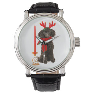 Weihnachtsschwarzer Zwergpudel-Hund gekleidet als Armbanduhr