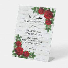 Weihnachtssicherheitsmaßnahmen für rote Rosen und Sockelschild