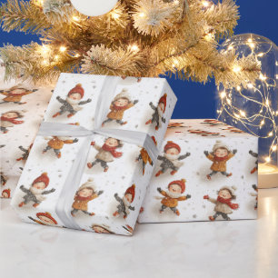 Weihnachtstag Glückliche spielende Kinder Schnee Geschenkpapier