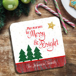 Weihnachtstage seien Sie fröhlich helle Tree Gold  Getränkeuntersetzer<br><div class="desc">"Mögen deine Tage fröhlich und hell sein." Eine spielerische Darstellung eines roten Schriftzeichen-Zitats und grüner Bäume, gegen Goldsterne und rustikale rote Glitzer-Stallhölzer-Hintergründe, hilft Ihnen, Weihnachten und Neujahr einzuführen. Genießen Sie die Wärme und Freude der Ferienzeit, wenn Sie sich bei Ihrem Lieblingsgetränk auf diesem niedlichen und lustigen personalisierten Untersetzer entspannen. Diese...</div>