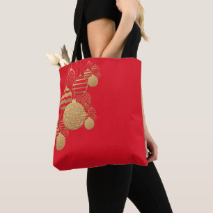 Weihnachtstasche mit Schmuckkugeln auf rotem Hinte Tasche