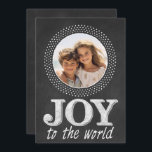 Weihnachtstypografie im Chalkboard Foto Joy World Feiertagskarte<br><div class="desc">Vintages Chalk-Brett mit einem einfachen,  zeitgenössischen Design. SIE KÖNNEN AUCH AUF DER RÜCKSEITE DRUCKEN! Laden Sie Ihre eigenen Bilder hoch,  fügen Sie benutzerdefinierten Text und vieles mehr! KLICKEN SIE AUF DEN LINK,  DER SAGT: KÖNNEN SIE ES VERÄNDERN/verschieben,  die Fotos ändern,  den Schriftart,  Text hinzufügen oder entfernen und mehr!</div>