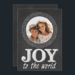 Weihnachtstypografie im Chalkboard Foto Joy World Feiertagskarte<br><div class="desc">Vintages Chalk-Brett mit einem einfachen,  zeitgenössischen Design. SIE KÖNNEN AUCH AUF DER RÜCKSEITE DRUCKEN! Laden Sie Ihre eigenen Bilder hoch,  fügen Sie benutzerdefinierten Text und vieles mehr! KLICKEN SIE AUF DEN LINK,  DER SAGT: KÖNNEN SIE ES VERÄNDERN/verschieben,  die Fotos ändern,  den Schriftart,  Text hinzufügen oder entfernen und mehr!</div>