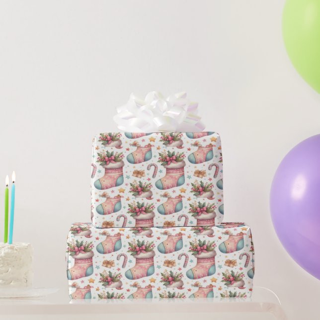 Weihnachtsverpackung mit Strümpfen und Geschenken Geschenkpapier (Partygeschenke)