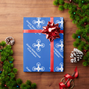 Weihnachtsverpackung von Kid mit Flugdrohne Geschenkpapier
