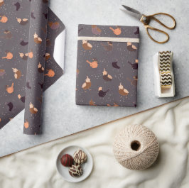 Weihnachtsvögel mit Hüten, Sternen, Beeren auf Gra Geschenkpapier