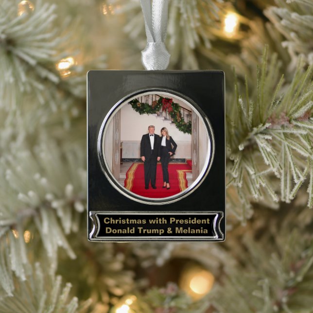 Weihnachtsvorbereitungen von Präsident Donald Trum Banner-Ornament Silber (Baum)