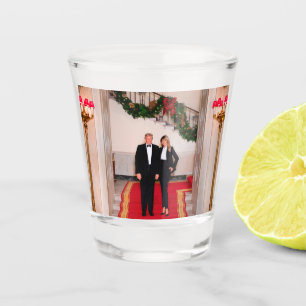 Weihnachtsvorbereitungen von Präsident Donald Trum Schnapsglas