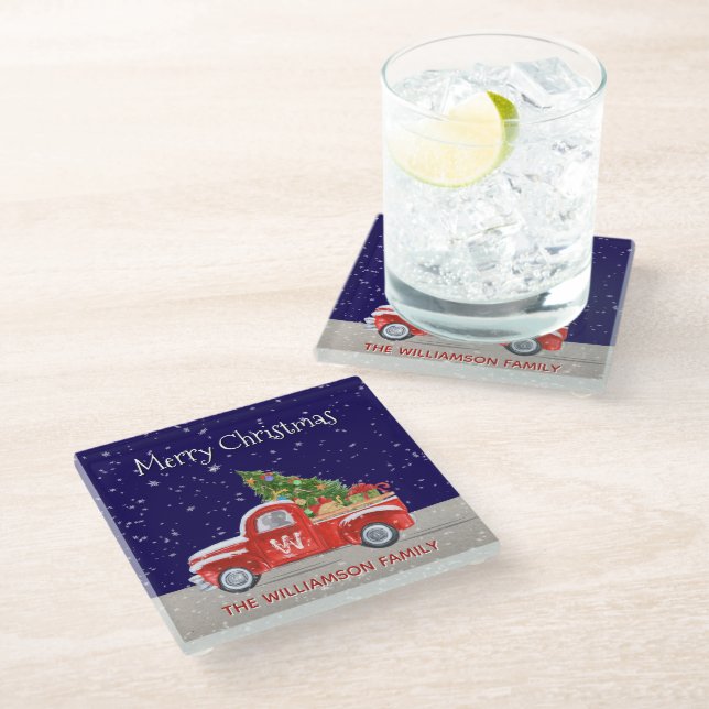 Weihnachtswagen mit Schnee bei Nacht Mit Monogramm Glasuntersetzer (Schrägansicht)