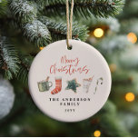 Weihnachtsweihnachtsgetränke Süßkarpfen Keramik Ornament<br><div class="desc">Ein lustiges festliches Design mit Aquarellwinterfavoriten - heiße Schokolade,  Süßkarree,  Strumpf. Frohe Weihnachten in zeitgenössischem Drehbuch-Schriftart,  perfekt,  um die Ferienzeit zu feiern. Das Ornament kann als Teil einer Sammlung bearbeitet werden.</div>