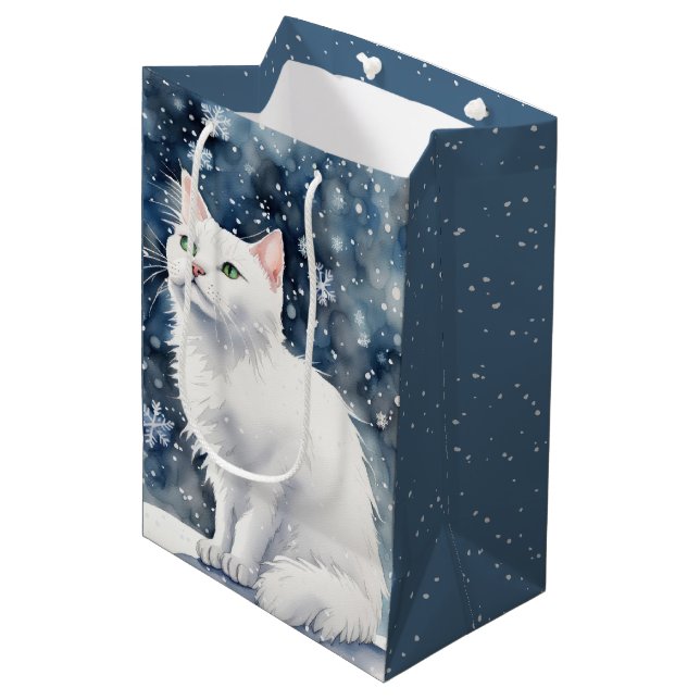 Weihnachtsweiße Katze in Schneeflocken Mittlere Geschenktüte (Vorderseite Schrägansicht)