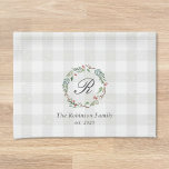 Weihnachtswinters Berries Name der Familie Geschirrtuch<br><div class="desc">Küchenhandtuch nach Maß für die Ferienzeit mit personalisiertem Familiennamen,  Weihnachtskreidedesign im Bauernstil mit Büffel-Karo-Muster.</div>