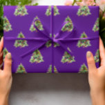 Weihnachtswrapping Paper, Pine Lila Christmas Geschenkpapier<br><div class="desc">Dieses Weihnachtspapier zeigt eine schöne Aquarellbilder eines Kiefernbaumes,  der schlicht und elegant rot dekoriert ist. Es schafft ein modernes,  minimalistisches Muster in einem dunklen,  lila Hintergrund.</div>