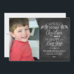 Weihnachtswünsche im Chalkboard Feiertagskarte<br><div class="desc">Auf dieser einzigartigen Weihnachts- und Neujahrskarte im Chalkboard-Stil werden Feiertagsgrüße angezeigt. Typografie, die wie Kreide auf einer Tafel aussehen soll, wird unter einem Banner angeordnet, um Ihr Bestes zu senden. Passen Sie mit Ihren eigenen Namen oder Nachrichten an. Fügen Sie Ihr Foto dem links hinzu. Verfügbar mit passenden Produkten. com...</div>