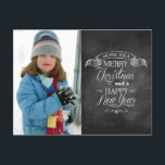 Weihnachtswünsche im Chalkboard Feiertagspostkarte<br><div class="desc">Auf dieser einzigartigen Weihnachts- und Neujahrskarte im Chalkboard-Stil werden Feiertagsgrüße ausgestellt. Typografie, die wie Kreide auf einer Tafel aussehen soll, wird unter einem Banner angeordnet, um Ihr Bestes zu senden. Fügen Sie einfach Ihr eigenes Foto zu den links hinzu. Passen Sie Ihren eigenen Namen oder Ihre Nachricht auf der Rückseite...</div>