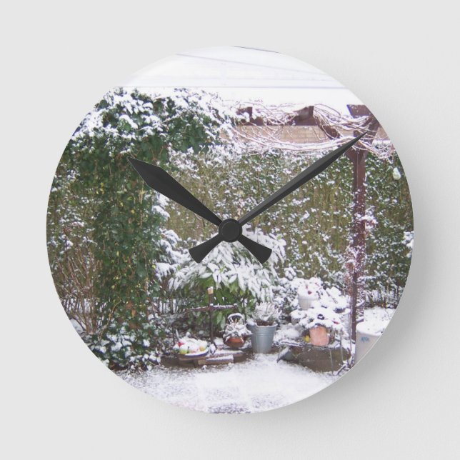 Weihnachtszeit, Schnee im Garten Runde Wanduhr (Vorderseite)