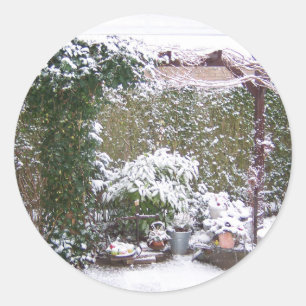 Weihnachtszeit, Schnee im Garten Runder Aufkleber