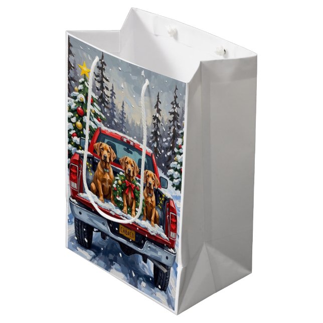Weimaraner Christmas Red Truck Holiday Mittlere Geschenktüte (Vorderseite Schrägansicht)