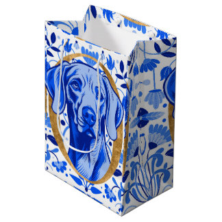 Weimaraner, der durch den Buchstaben "O" in Gold s Mittlere Geschenktüte