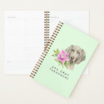Weimaraner Hund und Lily | Name hinzufügen Planer<br><div class="desc">Das ist ein Aquarellbild eines Weimaraner Hundes und einer rosa Lilie. Weimaraner ist ein großer Hund,  der früher für die Jagd gezüchtet wurde. Sie hat einen schönen silber- oder maus-grauen Mantel mit blauen Augen. Das war handgemalt auf dem Papier aus den Arches,  warmgepresst mit Daniel Smith Aquarellfarben</div>