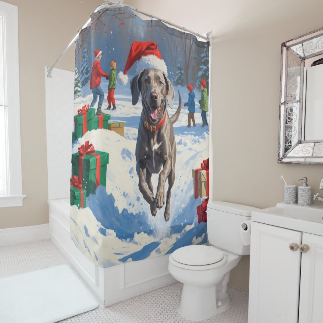 Weimaraner läuft im Schnee mit Weihnachtshut Duschvorhang (Beispiel)