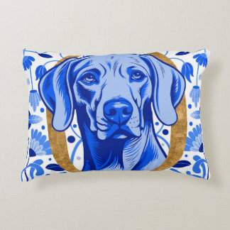 Weimaraner peering thru the letter "O" in Gold Dekokissen