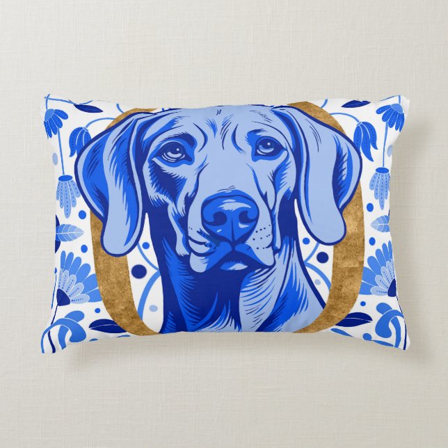 Weimaraner peering thru the letter "O" in Gold Dekokissen (Vorderseite)